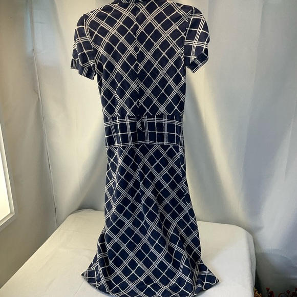 Elegant sheer Burberry buttoned up short sleeve dress - Picture 3 of 3